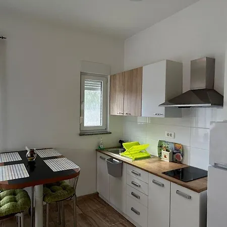 Апартаменти Family Friendly With A Swimming Pool - 22040 *