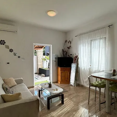 Апартаменти Family Friendly With A Swimming Pool - 22040