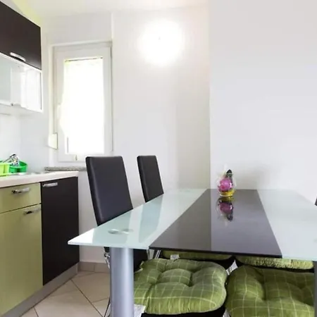 Апартаменти Family Friendly With A Swimming Pool - 22040