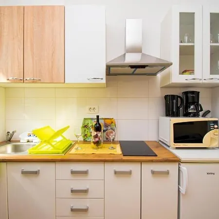 Family Friendly With A Swimming Pool - 22040