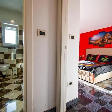 Family Friendly With A Swimming Pool - 22040