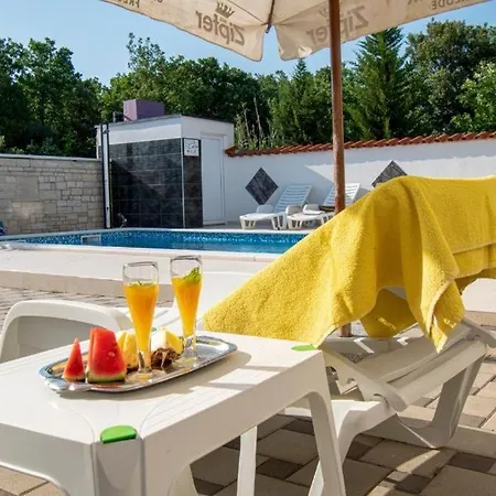 Апартаменти Family Friendly With A Swimming Pool - 22040