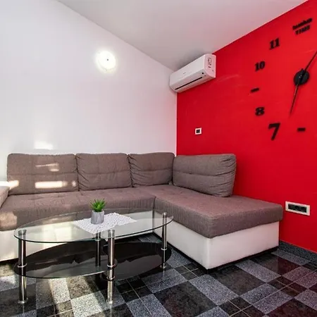 Апартаменти Family Friendly With A Swimming Pool - 22040 Пула