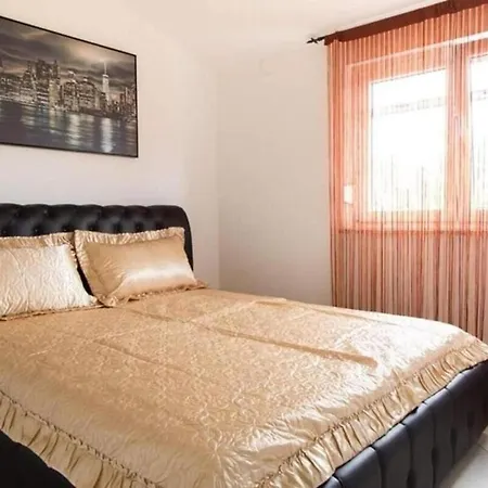 Family Friendly With A Swimming Pool - 22040 Пула