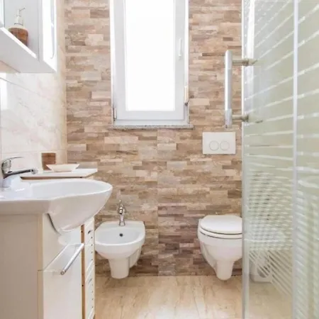 Family Friendly With A Swimming Pool - 22040