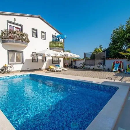 Family Friendly With A Swimming Pool - 22040