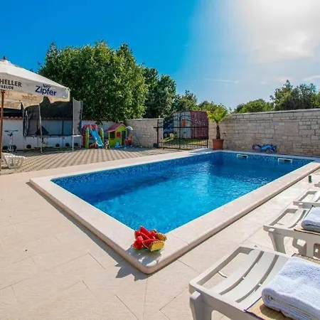Family Friendly With A Swimming Pool - 22040 *