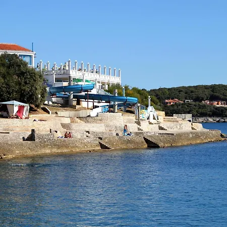 Family Friendly With A Swimming Pool - 22040