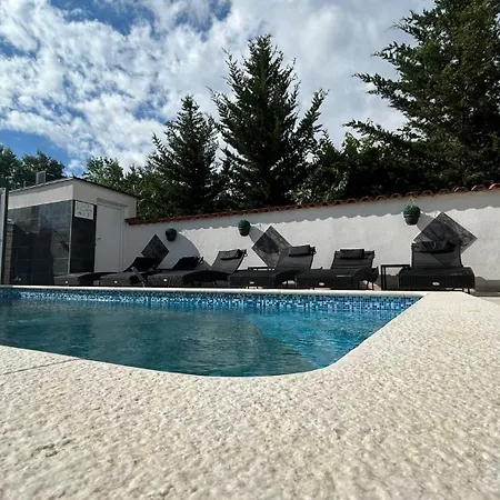 Family Friendly With A Swimming Pool - 22040 *