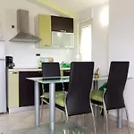 Apartman Family Friendly With A Swimming Pool - 22040 Póla