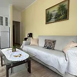Lägenhet Family Friendly With A Swimming Pool - 22040 *