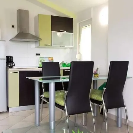 Apartamento Family Friendly With A Swimming Pool - 22040 Pula