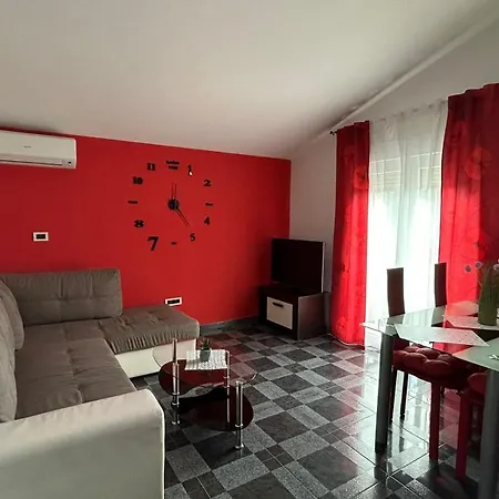 Family Friendly With A Swimming Pool - 22040 Pula