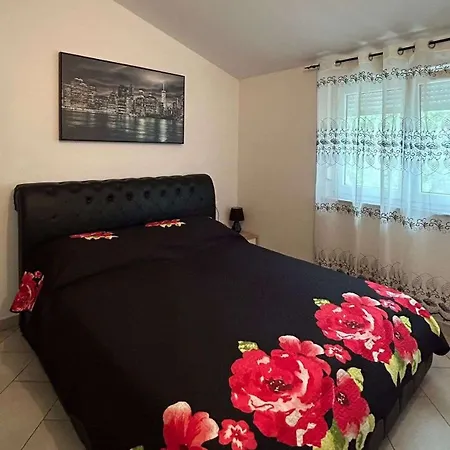 Family Friendly With A Swimming Pool - 22040