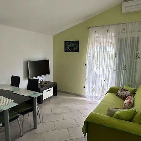 Family Friendly With A Swimming Pool - 22040 Apartman