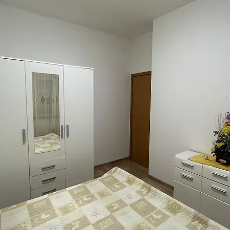 Family Friendly With A Swimming Pool - 22040 Apartmán *