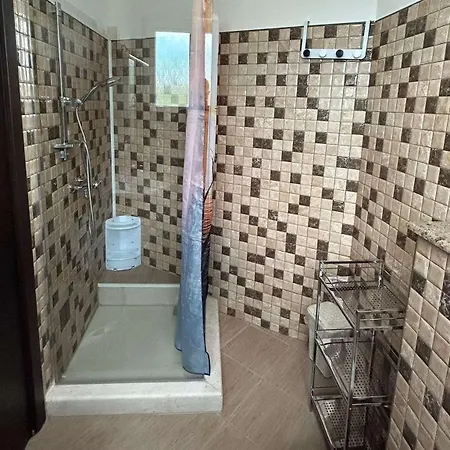 Family Friendly With A Swimming Pool - 22040