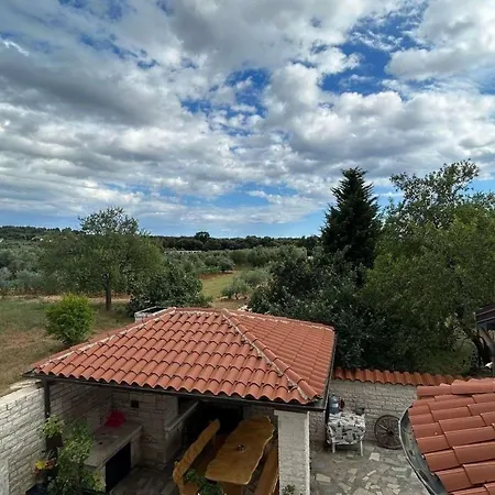 Family Friendly With A Swimming Pool - 22040