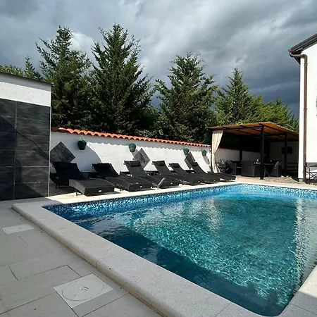 Family Friendly With A Swimming Pool - 22040 Apartment Pula