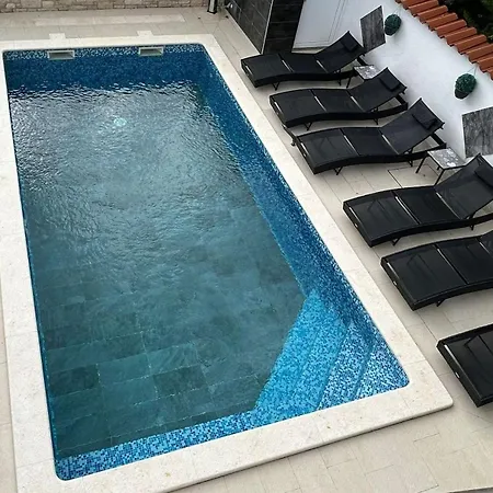 Family Friendly With A Swimming Pool - 22040 * Pula