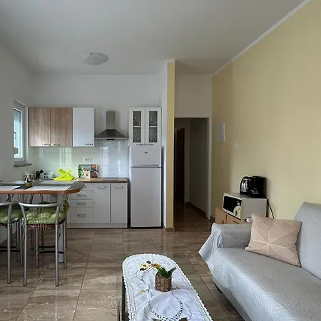 Family Friendly With A Swimming Pool - 22040 Apartman