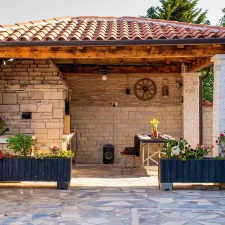 Family Friendly With A Swimming Pool - 22040 Apartmán Pula