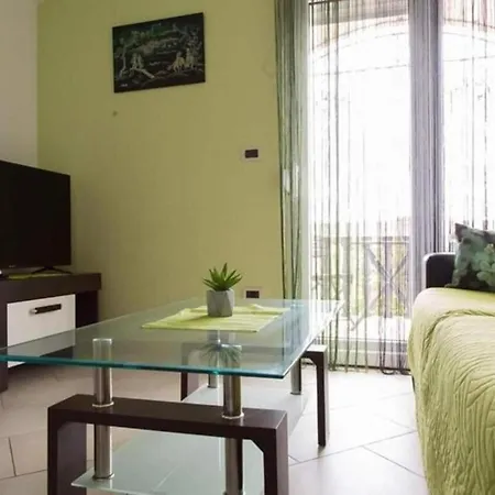 Family Friendly With A Swimming Pool - 22040 * Pula