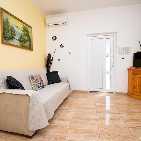 Family Friendly With A Swimming Pool - 22040 *