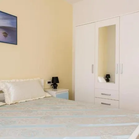 Family Friendly With A Swimming Pool - 22040 Apartmán