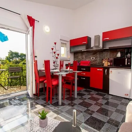 Apartmán Family Friendly With A Swimming Pool - 22040 Pula