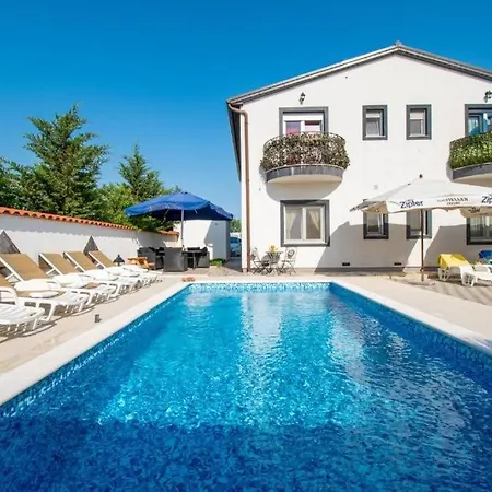 Family Friendly With A Swimming Pool - 22040 Apartmán *
