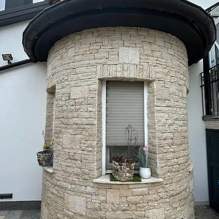 Family Friendly With A Swimming Pool - 22040 Pula