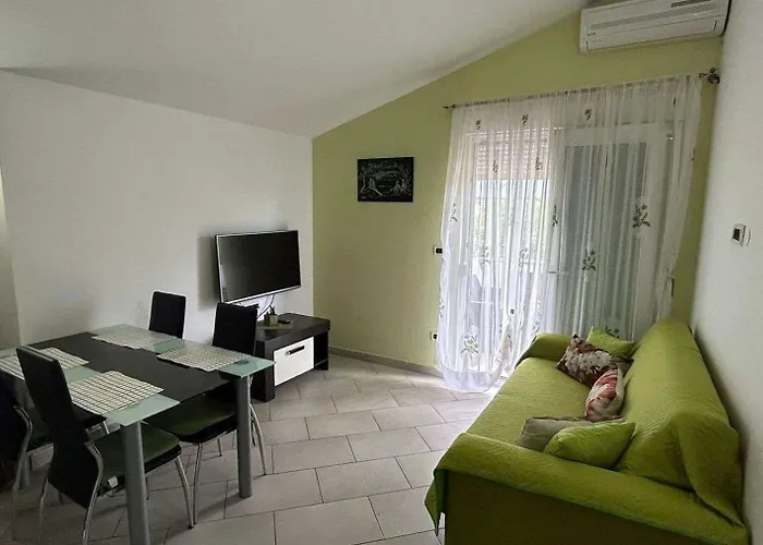 Family Friendly With A Swimming Pool - 22040 Apartman