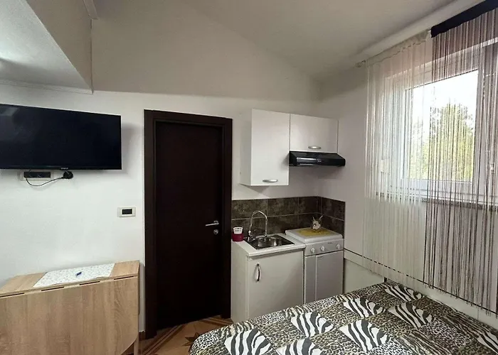 Family Friendly With A Swimming Pool - 22040 Pula