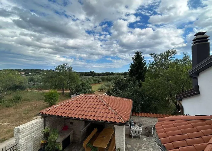 Family Friendly With A Swimming Pool - 22040