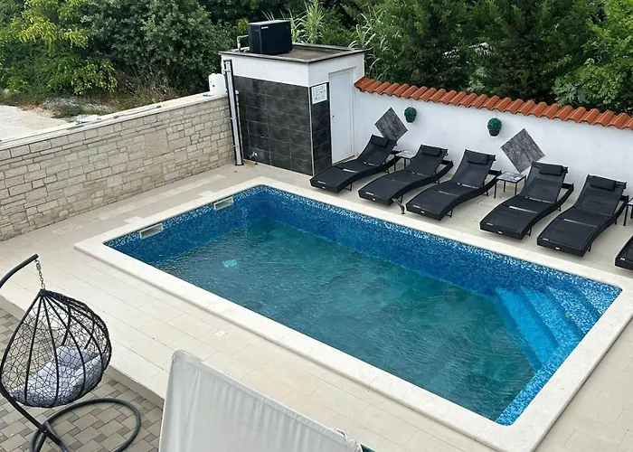 Family Friendly With A Swimming Pool - 22040 *