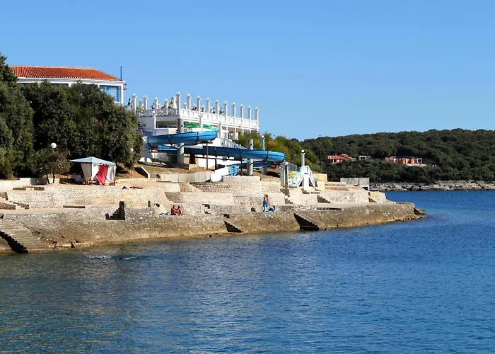 Family Friendly With A Swimming Pool - 22040