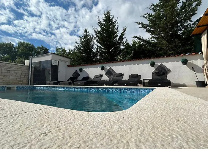 Family Friendly With A Swimming Pool - 22040 *